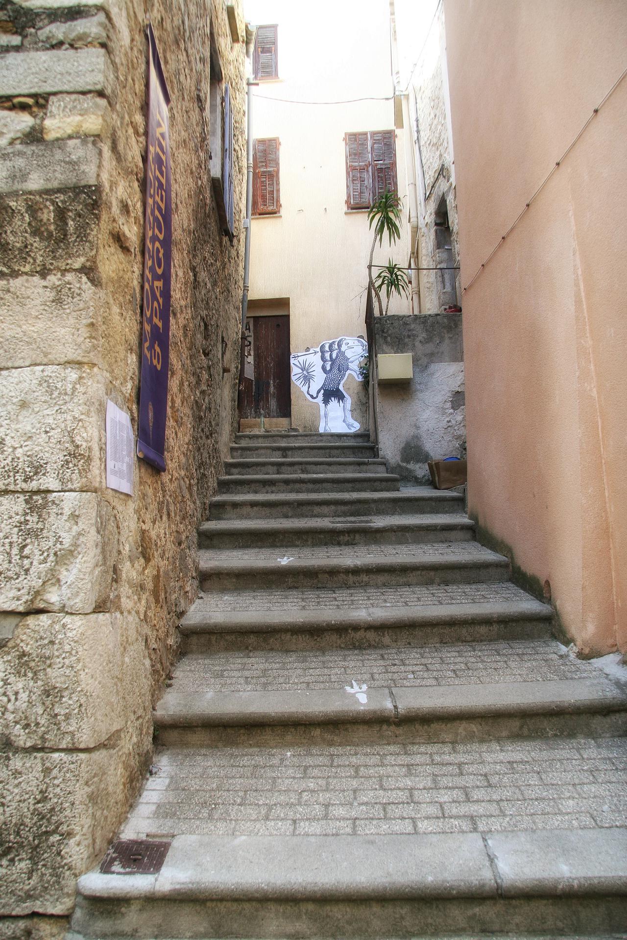 Photographie de Lu amic au fond de la ruelle